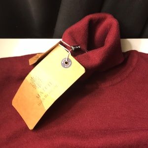 Burgundy men’s 100% cotton turtleneck with long sleeve sweater